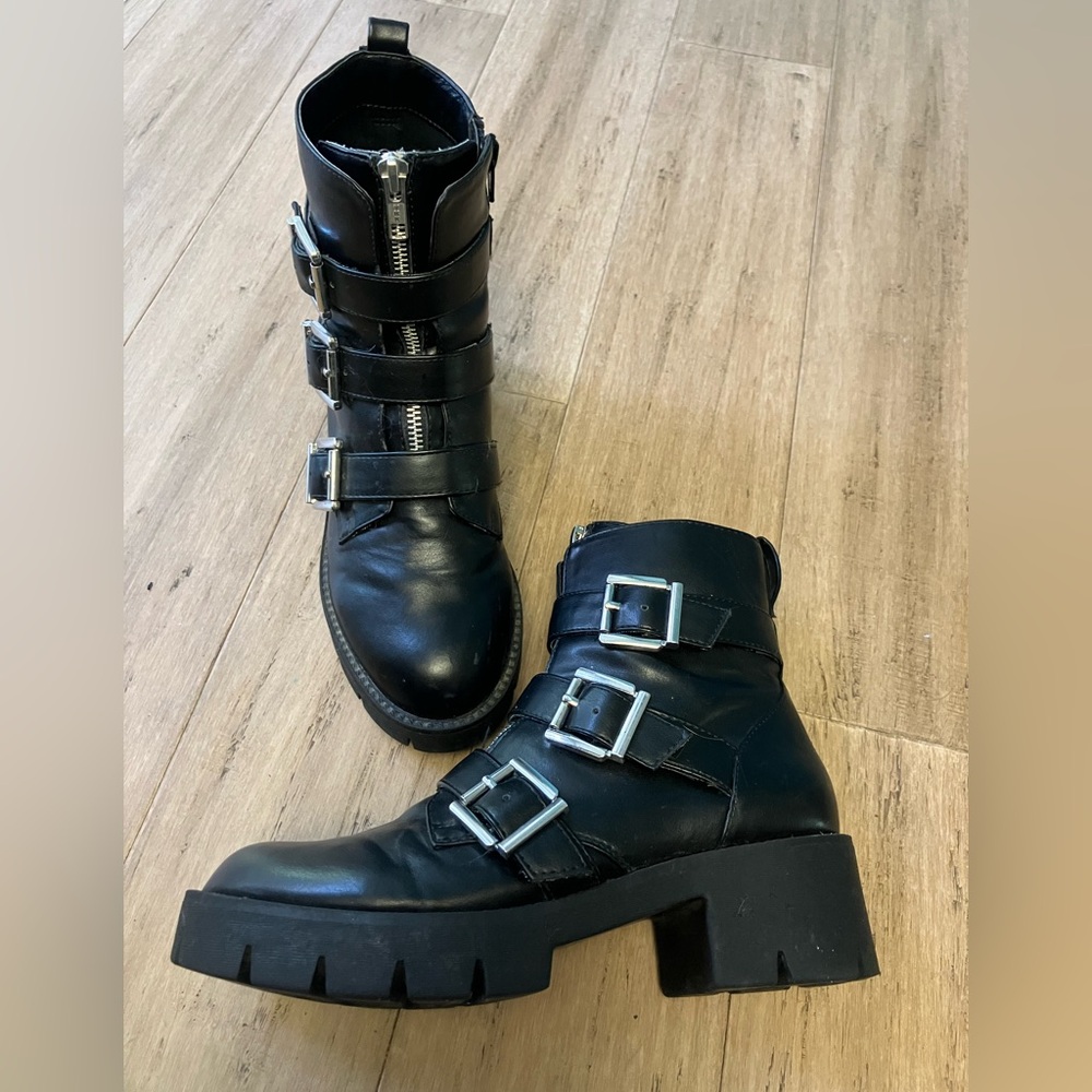 BP womenblack front zipdetail,side zip threestrap buckle platform combat boot7.5